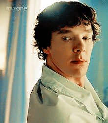 Sherlock ścina wzrokiem od ...