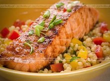 Filet z łososia lub pangi pikantnie glazurowany