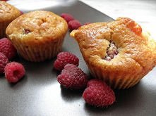 Muffinki z malinami i białą...