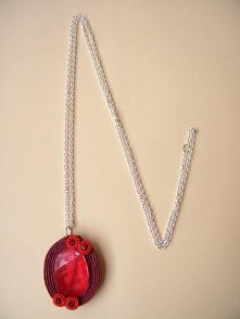 Czerwony wisiorek sutasz