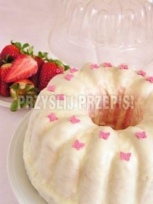 Babka z kisielu truskawkowo-śmietankowa