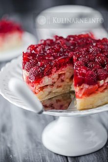 Składniki

    150 g masła
    100 g cukru
    150 g mąki
    2 łyżki lodowatej wody
    1 kg kwaśnych jabłek
    200 g malin
    1 galaretka malinowa

Wykonanie

Z masła, mąki,...