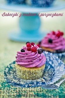 Cytrynowe babeczki z makiem i kremem porzeczkowym:
    Babeczki lekko cytrynowe, z malutkimi kropeczkami maku... Zawstydzająco pyszne!

Składniki na 12 babeczek:

    160 g masł...