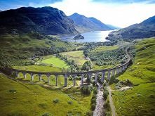 Wiadukt Glenfinnan w Szkocji. Samo miasteczko Glenfinnan i jego okolica, ze względu na swoje malownicze położenie, posłużyło za plener podczas kręcenia Harry'ego Pottera.