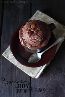Czekoladowe lody z rumowymi rodzynkami
