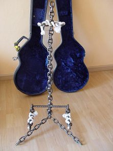 Stojak na gitarę, Wyproduko...