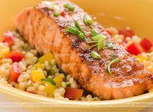 Pieczony filet z łososia pachnący limonką i czosnkiem