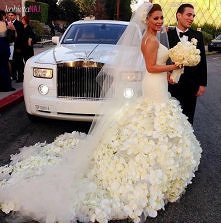 suknia ślubna wykończona kwiatami *.*