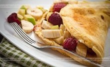 Omlet z owocami oblany jogurtem