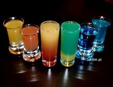 Proste shoty

1. Cocoo (na 4 kieliszki)
2 kieliszki Malibu
2 kieliszki soku pomarańczowego

2. Gliniarz z Miami (na 4 kieliszki)
1 kieliszek Malibu
1 kieliszek likieru Blue Cura...