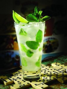 Przygotowując klasyczne mojito, cukier uciera się bardzo delikatnie z sokiem z limonki i liśćmi mięty tak, żeby zbyt mocno się nie uszkodziły, ale uwolnił się z nich mocny, mięt...