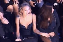 GIF 

Taylor Swift :D i Selena Gomez na gali MTV VMA.