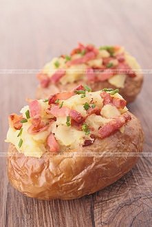 Pieczone ziemniaki z boczkiem