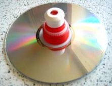 PODUSZKOWIEC :

Będziesz potrzebować:

- balonik

- płyta CD

- nakrętka od butelki z "dzióbkiem"

- klej np. typu kropelka

 

Wykonanie:

Przyklej nakrętkę na środku...