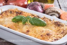 Warstwowa zapiekanka z porów i szynki