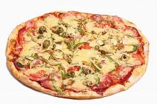 Pizza z boczkiem warzywami i twarogiem