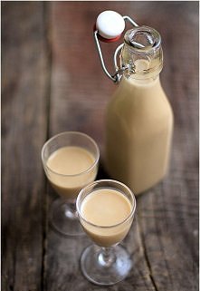 Likier Irish cream

 200ml kremówki
 400ml mleka skondensowanego słodzonego
 300g whiskey
 1 łyżka kawy rozpuszczalnej

 Sprawa jest dość banalna. Wszystko miksujecie i gotowe. ...
