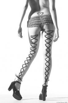 OMG! To jest wbite w nogi (ciag metalowych koleczek (takich kolczykow), do ktorych wstazki sa przymocowane)!