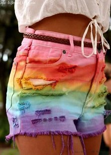 Genialne, tęczowe spodenki ...