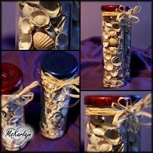 Coś z niczego czyli jak wykorzystać to co mamy w domu :)

Słoiczki po oliwkach (umyty oczywiście :D), nakrętki pomalowane lakierem do paznokci, do środka nasypane muszelki (zbie...
