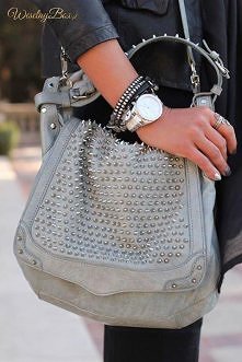 .szara torebka z ćwiekami.