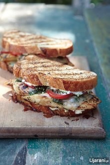 kurczaczek, serek żółty pesto, pomidorek i mozarella