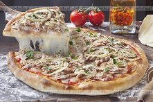 Pizza z wędzoną makrelą pomidorami i cebulą