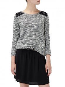 Sweter fajnie pasuje do spódnicy .