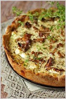 Tarta z kurkami, porem i serem feta.