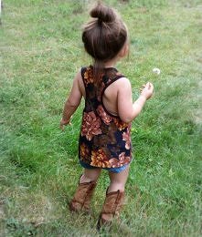 ... dzieci są słodkie, ale ten ubiór chyba jest troszkę za poważny dla tak małego dziecka.(Chodzi mi właściwie o bluzkę).