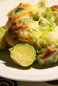 Brukselka pod beszamelem

Składniki:
Składniki:
- 700g brukselki,
- 3 łyżki masła,
- 2 łyżka mąki,
- 500ml mleka,
- 1 żółtko,
- sól,
- pieprz,
- cukier
- 100g startego sera

Wyk...