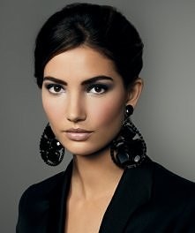 Makijaż w kolorze chromu pi...