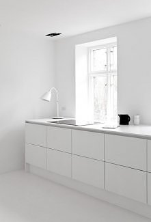 biała minimalistyczna kuchnia