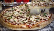 Pizza z grzybami i mozzarellą