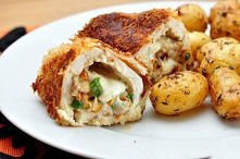 1 podwójna pierś kurczaka
250 g grzybów kurek
mała cebula
2 łyżki masła
łyżka ostrej musztardy
szczypiorek
pół kostki mozzarelli
sól, pieprz
1 jajko
bułka tarta lub panierka &qu...