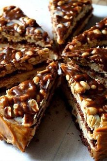 CARAMEL BROWNIE TOWER 
(z Coffee Heaven :))

Składniki:

Masa czekoladowa Brownie:
• 200 g gorzkiej czekolady 70%
• 200 g masła
• 3 jajka
• 220 g drobnego cukru lub cukru pudru ...