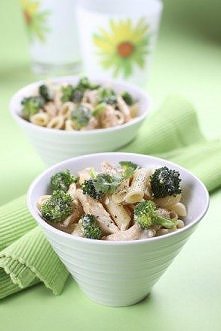sos brokułowy z kurczakiem i makaronem penne
