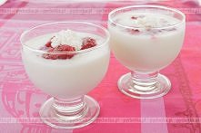 Poziomki schowane w kremie