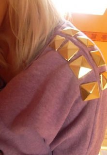 Wymyśliłam ćwieki na bluze :P