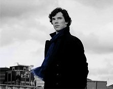 Noszenie szalika "Na Sherlocka" jest stylowe, ale niebezpieczne: ktoś może nas udusić lub zrzucić z budynku/wodospadu.