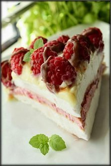 Tort bezowy z malinami i białą czekoladą *.* <Klinij w obrazek>