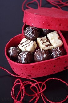 PRALINKI MIGDAŁOWE
 Składniki:

    3/4 szklanki mleka
    65 g cukru
    2 łyżki cukru waniliowego
    50 g masła
    250 g mleka w proszku
    130 g rozpuszczonej białej czeko...