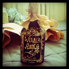 Winna Anna - potrzebne wino, szary papier i złota konturówka do szkła