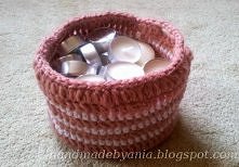 koszyczek zrobiony na szydełku - darmowy wzór po polsk na blogu :)