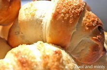 Spośród licznych przepisów na rogaliki drożdżowe jakie wypróbowałam, ten jest zdecydowanie najlepszy. Rogaliki wychodzą delikatne, mega mięciutkie i smaczne