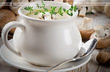 Zupa pieczarkowa podana z jajkiem