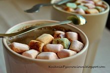 gorąca czekolada ze słodkimi piankami