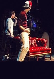 Niall: Zayn wiemy, że spędziłeś wczoraj cały dzień z [T.I]. Co robiliście?
Zayn: