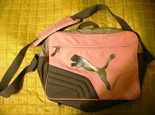Sprzedam torbę na ramię PUMA, kolor różowy z siwym. Torba była mało używana. Pasek regulowany. Wymiary: szer. ok. 40 cm, wys. ok 30cm, głębokość 12cm, dół usztywniany. Polecam. ...