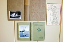 dekoracja ścienna z książek